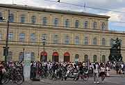 Demo am Platz vor dem Nationaltheater /Staatsoper (©Foto: Martin Schmitz)